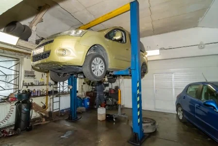 Servisní hala se zvedákem a připravenými vozidly