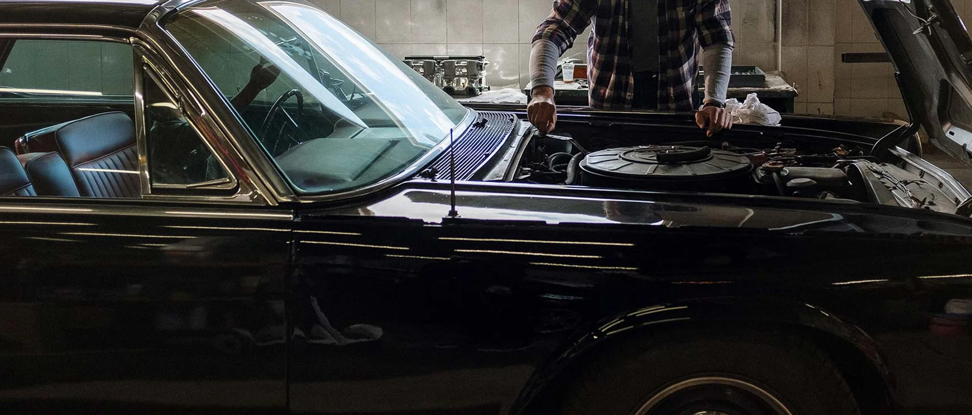 Detail karoserie klasického automobilu při servisní práci